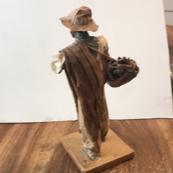 Handcrafted paper mache Costa Rican farmer bringing home days crop - Picture 5 of 12